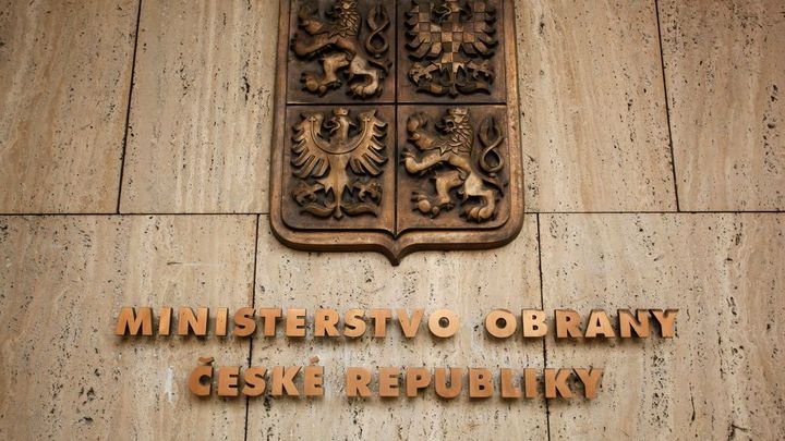 Ministerstvo obrany dostalo pokutu sedm milionů za tendr na ruční granáty
