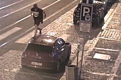 Video: Po střeše auta v centru Prahy běhal cizinec v kostýmu Batmana, skončil na služebně