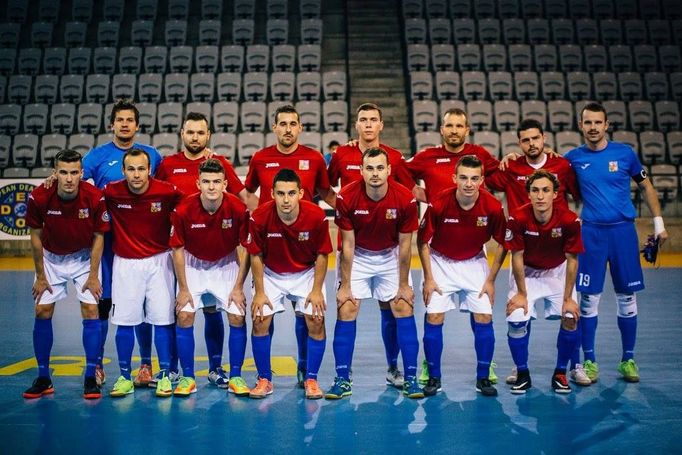 Čeští reprezentanti ve futsalu neslyšících se z pražského turnaje kvalifikovali na mistrovství Evropy. Vedle trenéra Petra Valáška instruoval hráče i asistent Bovkun.