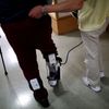 Japonsko, roboti pomáhají v péči o staré lidi