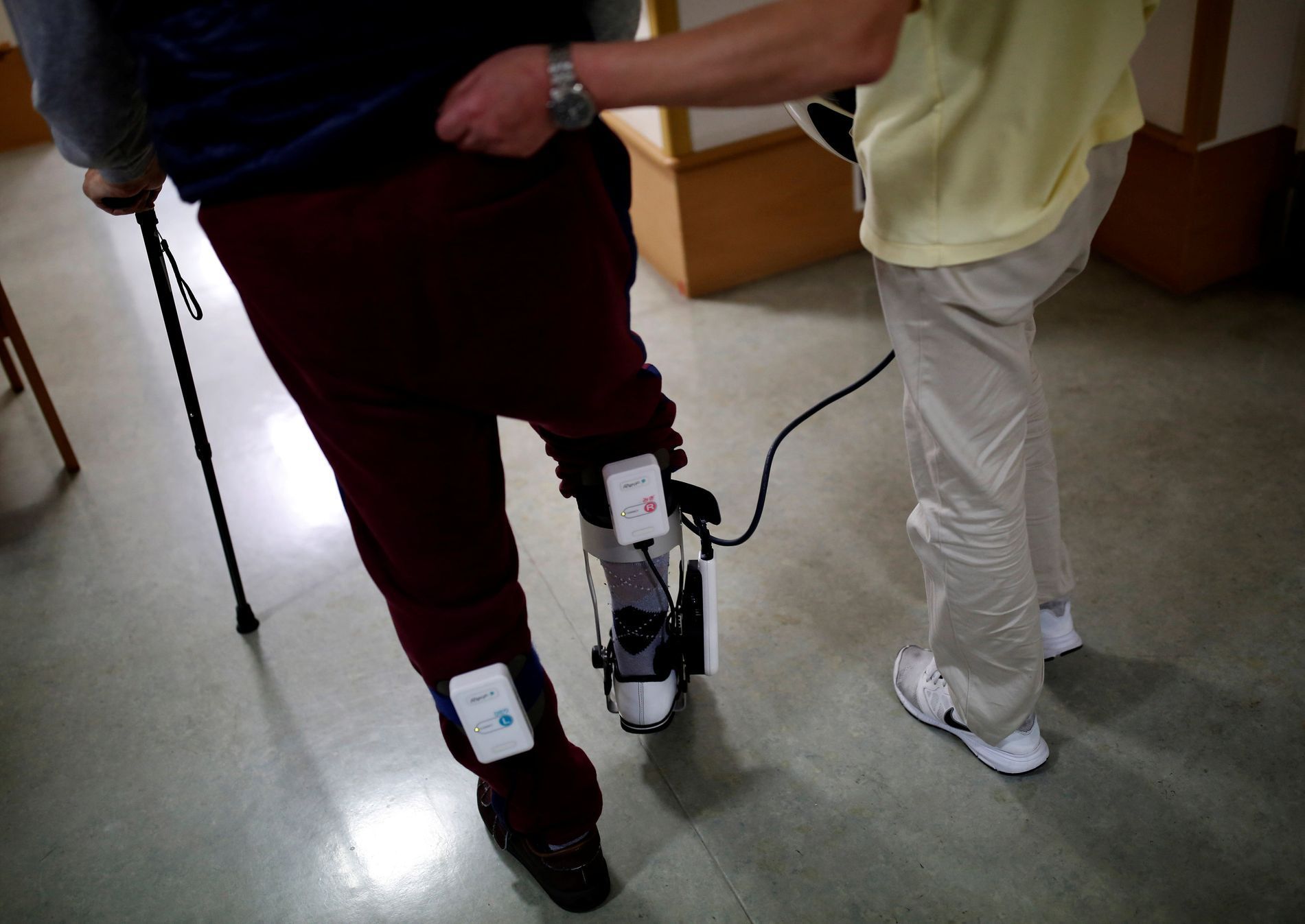 Japonsko, roboti pomáhají v péči o staré lidi