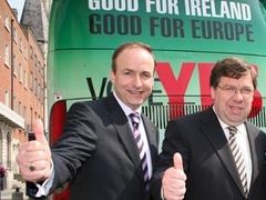 Irský premiér Brian Cowen ze strany Fianna Fail (vpravo). jeho postoj k Lisabonu je z gesta víc než jasný.