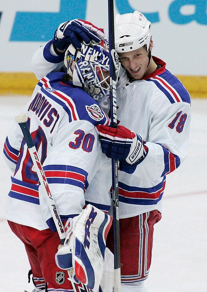 Henrik Lundqvist (vlevo) oslavuje se spoluhráčem Marcem Staalem po vítězství nad Tampa Bay Lightning.