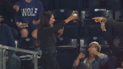 Fanynka při zápasu chytila míček do kelímku s pivem. Radostí nápoj vypila