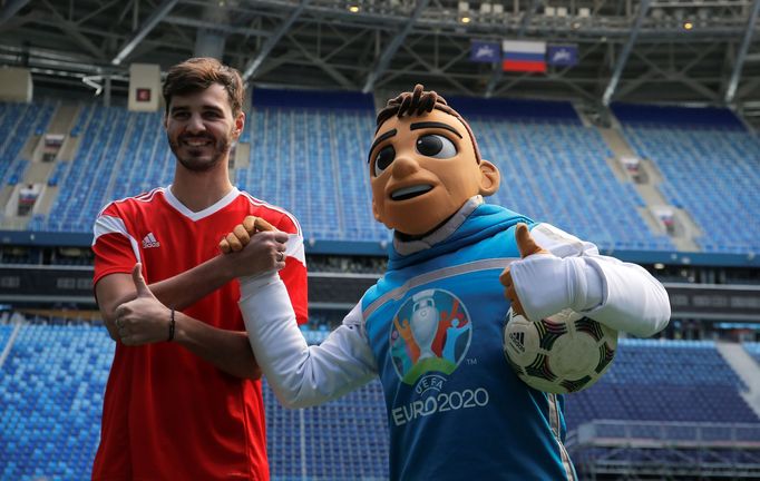 Maskot fotbalového Eura 2020 Skillzy