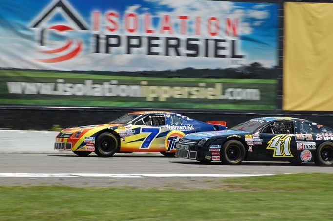 Jacques Villeneuve (7) a Jonathan Bouvrette (41) v NASCAR Canadian Tire Series (2009)