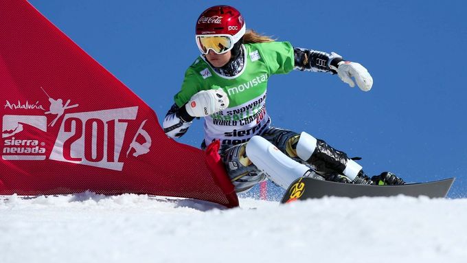 Ester Ledecká na trati paralelního slalomu v Sierra Nevadě.