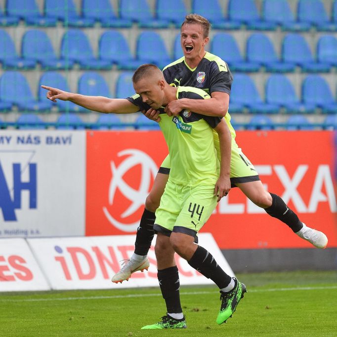 2. kolo fotbalové Fortuna:Ligy, Liberec - Plzeň: Luděk Pernica a Jan Kopic oslavují gól na 0:1.