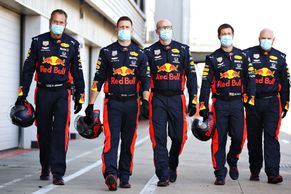 Bez diváků, šampaňského i bratříčkování. O víkendu odstartuje jiná formule 1