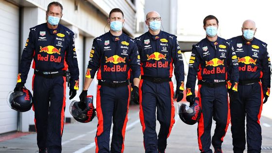 Bez diváků, šampaňského i bratříčkování. O víkendu odstartuje jiná formule 1