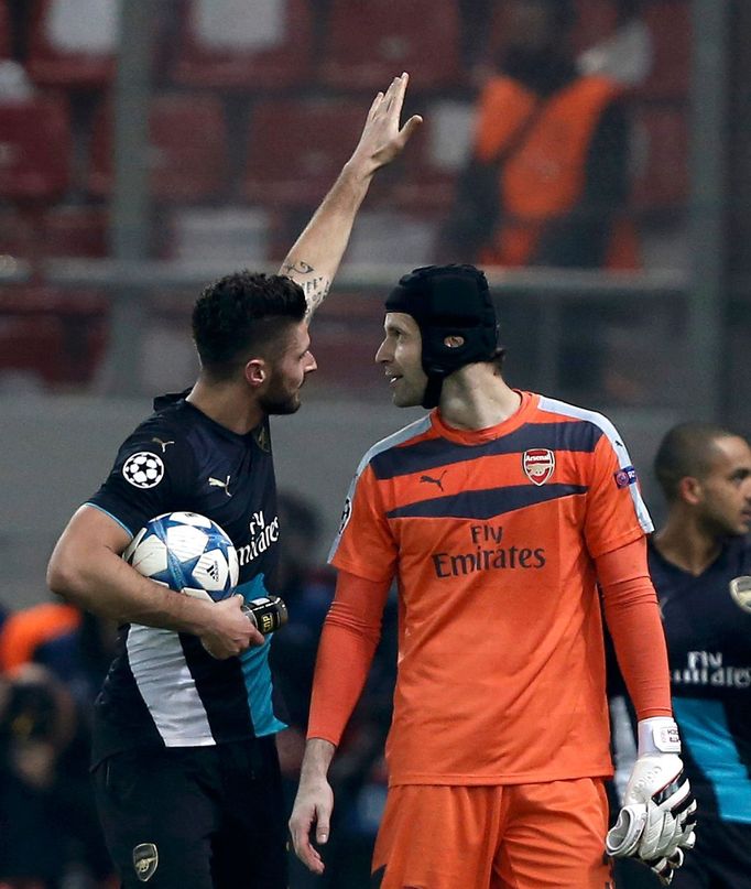 LM, Olympiakos -Arsenal: Olivier Giroud a Petr Čech