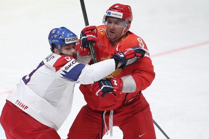 Radko Gudas a Alexandr Ovečkin v zápase Česko - Rusko na MS 2019