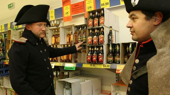 Vojáci v historických uniformách nakupují v supermarketu Lidl.