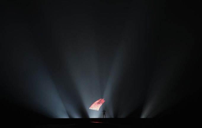 An actor performs a theatrical re-enactment of the Red Army battles and the beginning of the Long March in Jinggangshan, Jiangxi province, in this September 20, 2012 file photo. China's Communist Party has dramatically stepped up its training of the country's roughly 40 million party and government officials in the past decade. With public scrutiny of cadre behaviour growing via social media, the party is likely to call for continued, and deepened, cadre education at the upcoming 18th Party Congress. At the vanguard of this education drive, alongside a Central Party School in Beijing, are three "Executive Leadership Academies" which opened in 2005 for middle-ranking and senior officials in Shanghai, Yan'an and Jinggangshan. The curriculum covers Marxism, Leninism and Mao Zedong Thought, but students may also take finance courses, receive in-depth media training or role-play crisis management scenarios on everything from disease outbreaks to train wrecks. REUTERS/Carlos Barria/Files (CHINA - Tags: POLITICS SOCIETY) Published: Zář. 24, 2012, 2:23 odp.