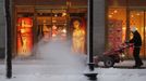 A worker clears the snow during a winter storm in Boston, Massachusetts on February 8, 2013. Blizzard warnings were in effect from New Jersey through southern Maine, with Boston expected to bear the brunt of the massive storm that could set records. REUTERS/Bizuayehu Tesfaye (UNITED STATES - Tags: ENVIRONMENT) Published: Úno. 8, 2013, 10:42 odp.