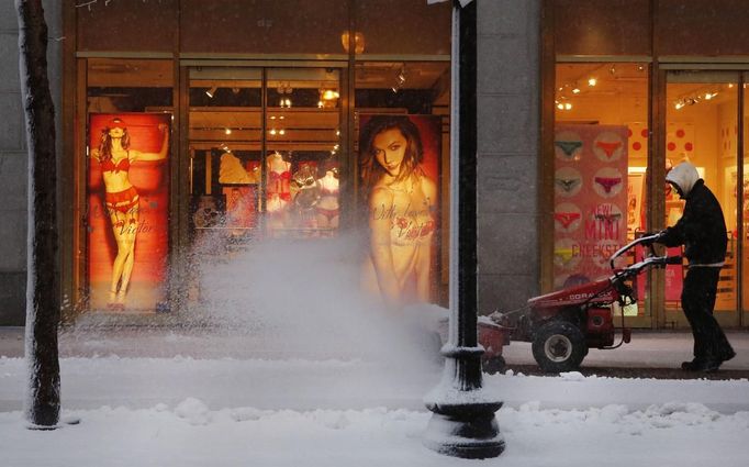 A worker clears the snow during a winter storm in Boston, Massachusetts on February 8, 2013. Blizzard warnings were in effect from New Jersey through southern Maine, with Boston expected to bear the brunt of the massive storm that could set records. REUTERS/Bizuayehu Tesfaye (UNITED STATES - Tags: ENVIRONMENT) Published: Úno. 8, 2013, 10:42 odp.