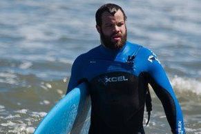 FOTO Zábava drsného beka. Gudas v Tampě propadl surfingu