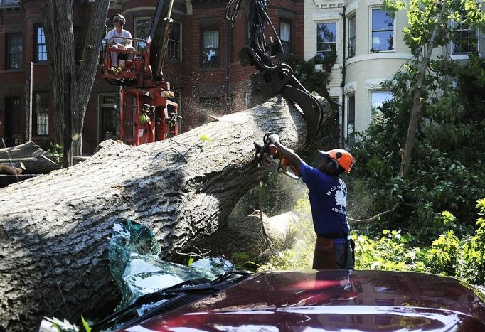 Work crew clear storm damage in the Capitol Hill neighborhood in Washington, June 30, 2012. Wind gusts clocked at speeds of up to 79 mph were reported in and around the U.S. capital, knocking out power to hundreds of thousands of homes in the Washington area. REUTERS/Jonathan Ernst (UNITED STATES - Tags: ENVIRONMENT) Published: Čer. 30, 2012, 4:22 odp.