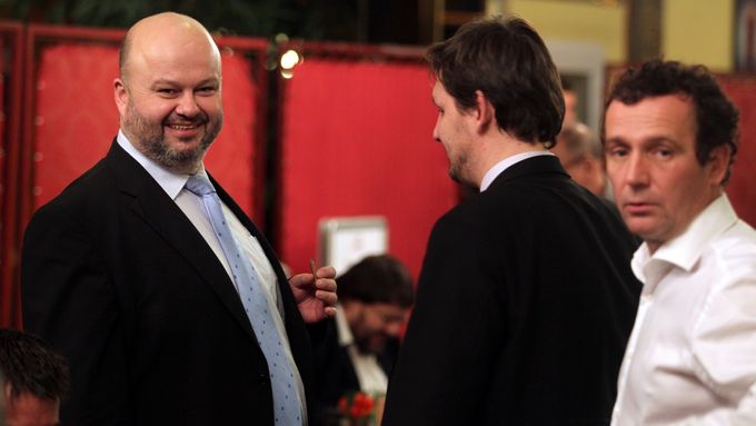 Šťastný Martin Pecina (vlevo) ve volebním štábu Miloše Zemana v lednu 2013. Pak se stal ministrem vnitra v kabinetu Jiřího Rusnoka, kterému se často přezdívalo "vláda přátel Miloše Zemana".