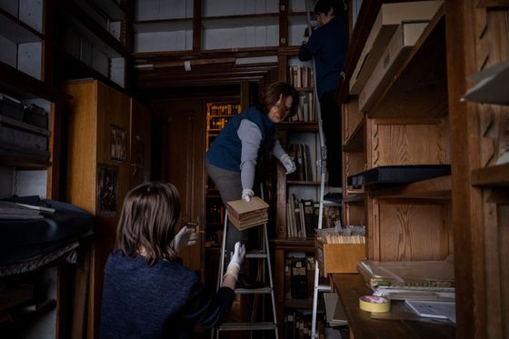 Zaměstnanci oddělení rukopisů a starých tisků Šeptyckého muzea ukládají cennosti do krabic.