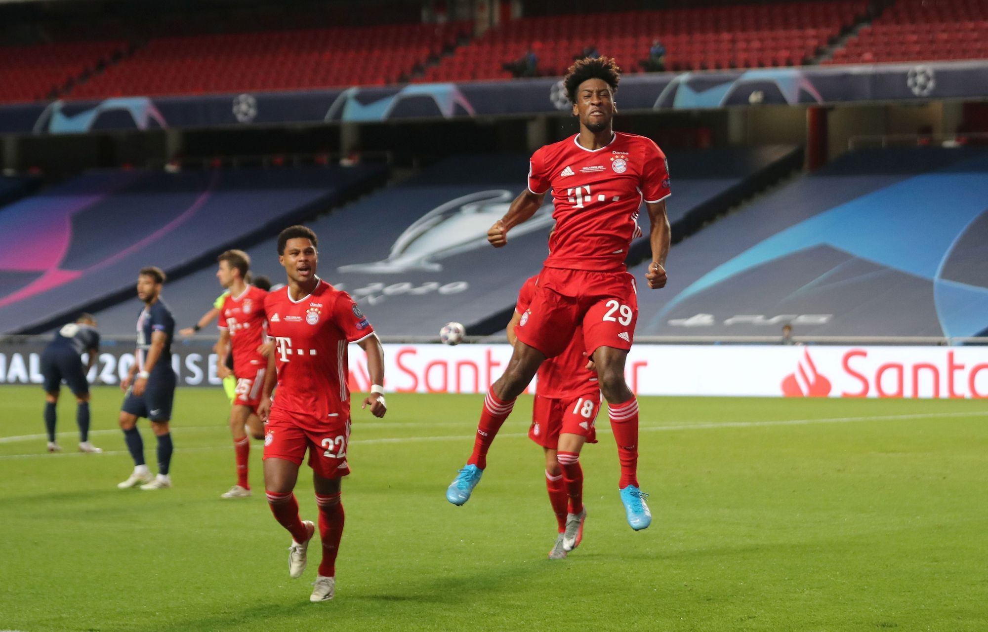 Kingsley Coman slaví gól ve finále LM Bayern Mnichov - Paris St. Germain