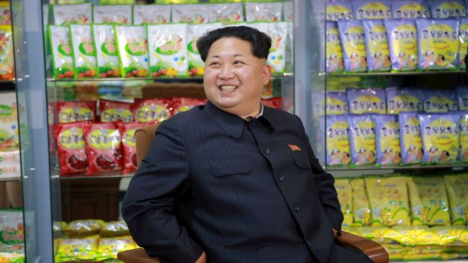Severokorejský vůdce Kim Čong-un v obchodě v Pchjongjangu.