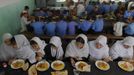 Visually impaired and blind students eat their meals at the Kabul Blind School September 4, 2012. The Kabul Blind School was established in 1977 and has more than 187 students. It is the only school for the blind in Afghanistan. Picture taken on September 4, 2012. REUTERS/Omar Sobhani (AFGHANISTAN - Tags: SOCIETY EDUCATION HEALTH) Published: Zář. 6, 2012, 7:45 dop.