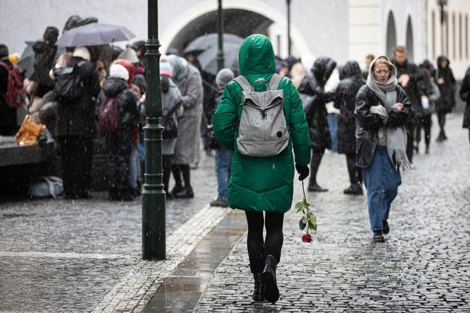 Pietní místo u Karolina 22. prosince, kam lidé po střelbě na Filosofické fakultě nosí květiny a svíčky.