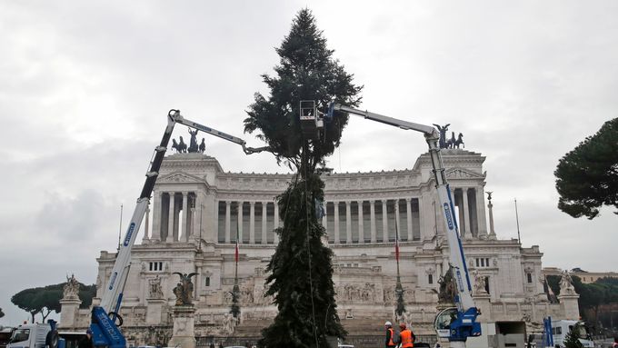 Vánoční strom na Benátském náměstí v Římě.