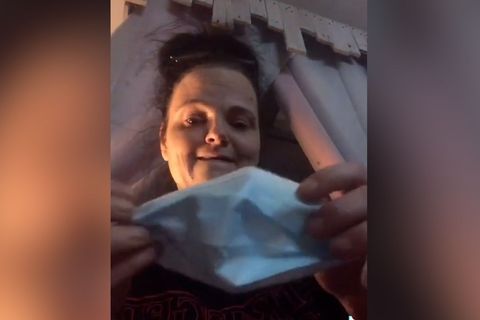 Konec zamlžených brýlí. Britka sklízí ovace za jednoduchý fígl s rouškou