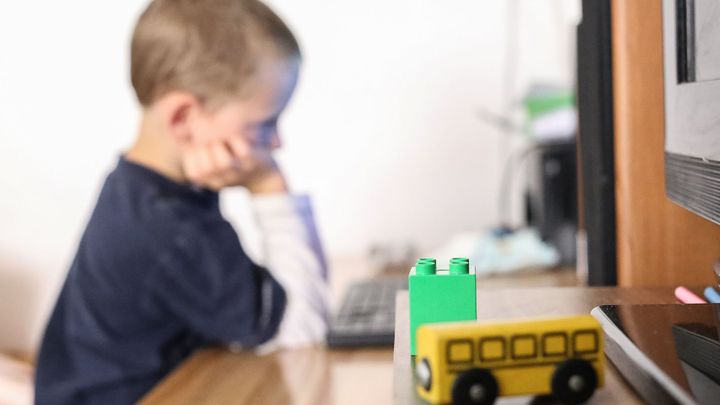 Co Češi píší na sociálních sítích: Více než virus řeší děti, vládne únava a nadávky