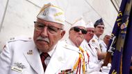 Veteráni se scházejí v amfiteátru na Arlingtonském národním hřbitově ve Virginii, aby se zúčastnili každoročního pietního aktu u příležitosti Dne obětí válek. Slavnost je důstojnou připomínkou všech amerických vojáků, kteří položili život v bojích za svou vlast.