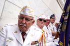 Veteráni se scházejí v amfiteátru na Arlingtonském národním hřbitově ve Virginii, aby se zúčastnili každoročního pietního aktu u příležitosti Dne obětí válek. Slavnost je důstojnou připomínkou všech amerických vojáků, kteří položili život v bojích za svou vlast.