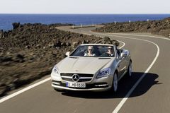 Větrná clona v SLK vadila, Mercedes musel inovovat