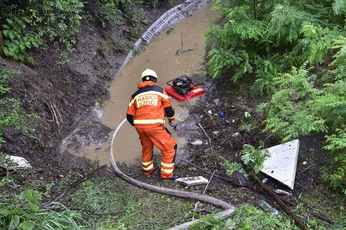 Kvůli sesuvu svahu na trať Praha-Beroun u Černošic je omezen provoz vlaků. Hasiči odčerpávají vodu ze zatopeného odvodňovací koryta.