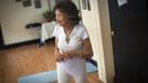 Yoga instructor Tao Porchon-Lynch leads a class in Hartsdale, New York, May 14, 2012. At 93 years old, Porchon-Lynch was named the world's oldest yoga teacher by Guinness World Records. REUTERS/Keith Bedford (UNITED STATES - Tags: SOCIETY) Published: Kvě. 14, 2012, 10:38 odp.