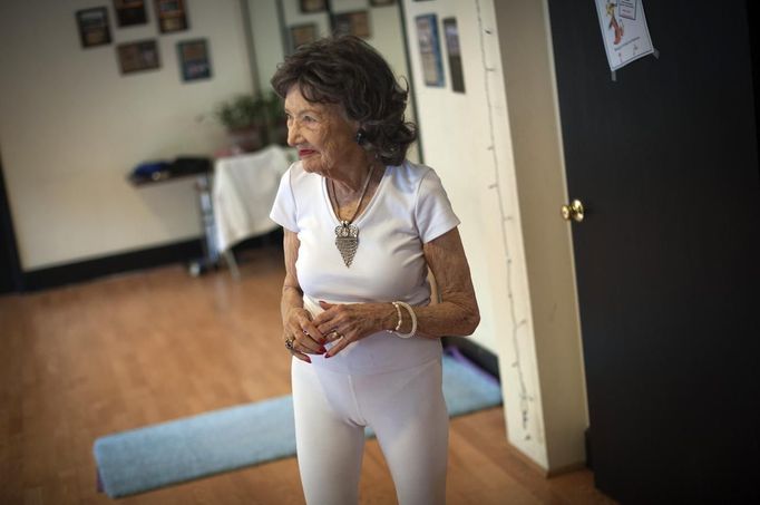 Yoga instructor Tao Porchon-Lynch leads a class in Hartsdale, New York, May 14, 2012. At 93 years old, Porchon-Lynch was named the world's oldest yoga teacher by Guinness World Records. REUTERS/Keith Bedford (UNITED STATES - Tags: SOCIETY) Published: Kvě. 14, 2012, 10:38 odp.