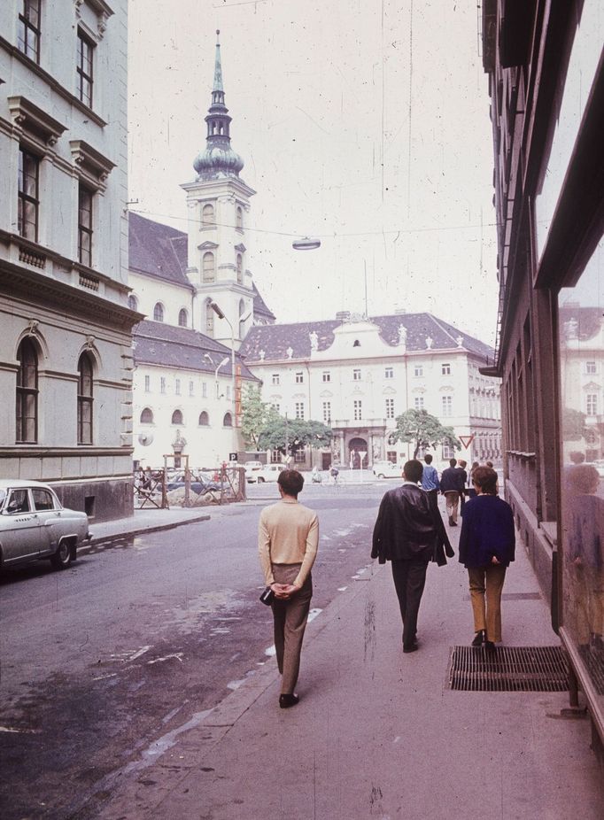 Moravské náměstí při pohledu ze Solniční ulice. Brno, rok 1975