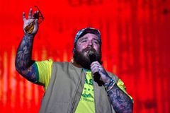 Spousta emocí za plnovousem. Americký zpěvák Teddy Swims míří na Colours of Ostrava