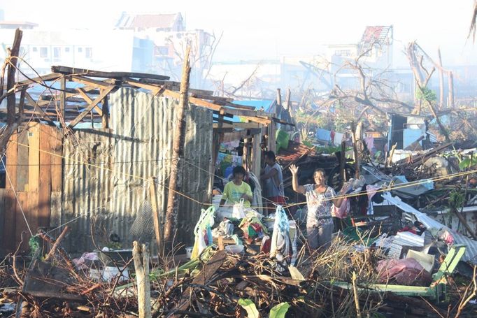 Na město Guiuan udeřil tajfun jako první, zničil domy 95 % lidí (3)