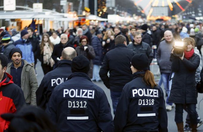 Bezpečný průběh oslav v ulicích německé metropole zajišťují uniformovaní policisté.