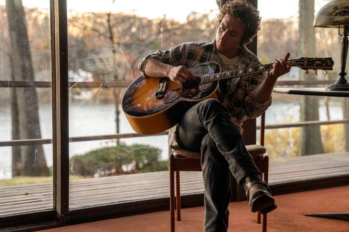 Jeremy Allen White jako Bruce Springsteen ve filmu Springsteen: Vysvoboď mě z neznáma.