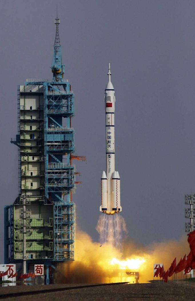 The Long March II-F rocket loaded with a Shenzhou-9 manned spacecraft carrying Chinese astronauts Jing Haipeng, Liu Wang and Liu Yang lifts off from the launch pad in the Jiuquan Satellite Launch Center, Gansu province June 16, 2012. China launched the spacecraft putting its first woman, 33-year-old female fighter pilot Liu Yang, in orbit on Saturday as the country takes its latest step towards building a space station within the decade. REUTERS/Jason Lee (CHINA - Tags: MILITARY SCIENCE TECHNOLOGY TPX IMAGES OF THE DAY) Published: Čer. 16, 2012, 1:59 odp.