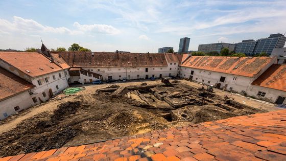 Od středověké tvrze k zámeckým bytům. Památkáři chválí postup investora v Jinonicích