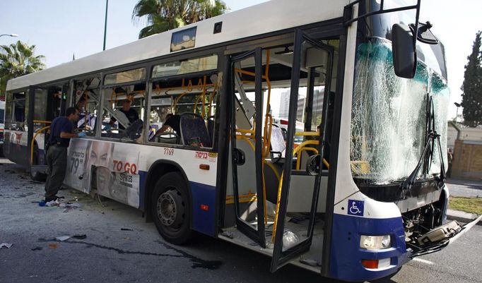 Autobus po výbuchu v Tel Avivu