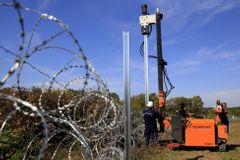 Maďarsko o půlnoci uzavře hranice s Chorvatskem. Plot s ostnatým drátem už je dokončený