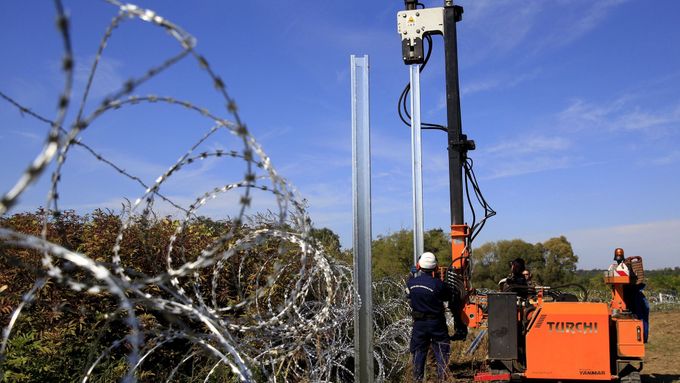Dokončování plotu na maďarsko-chorvatské hranici.