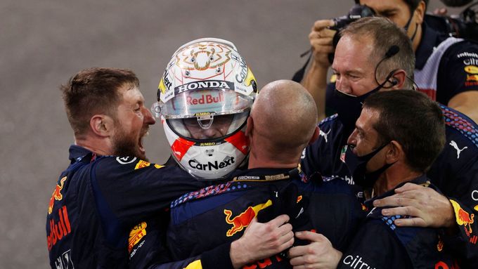 Max Verstappen slaví s týmem Red Bull svůj první titul mistra světa F1.