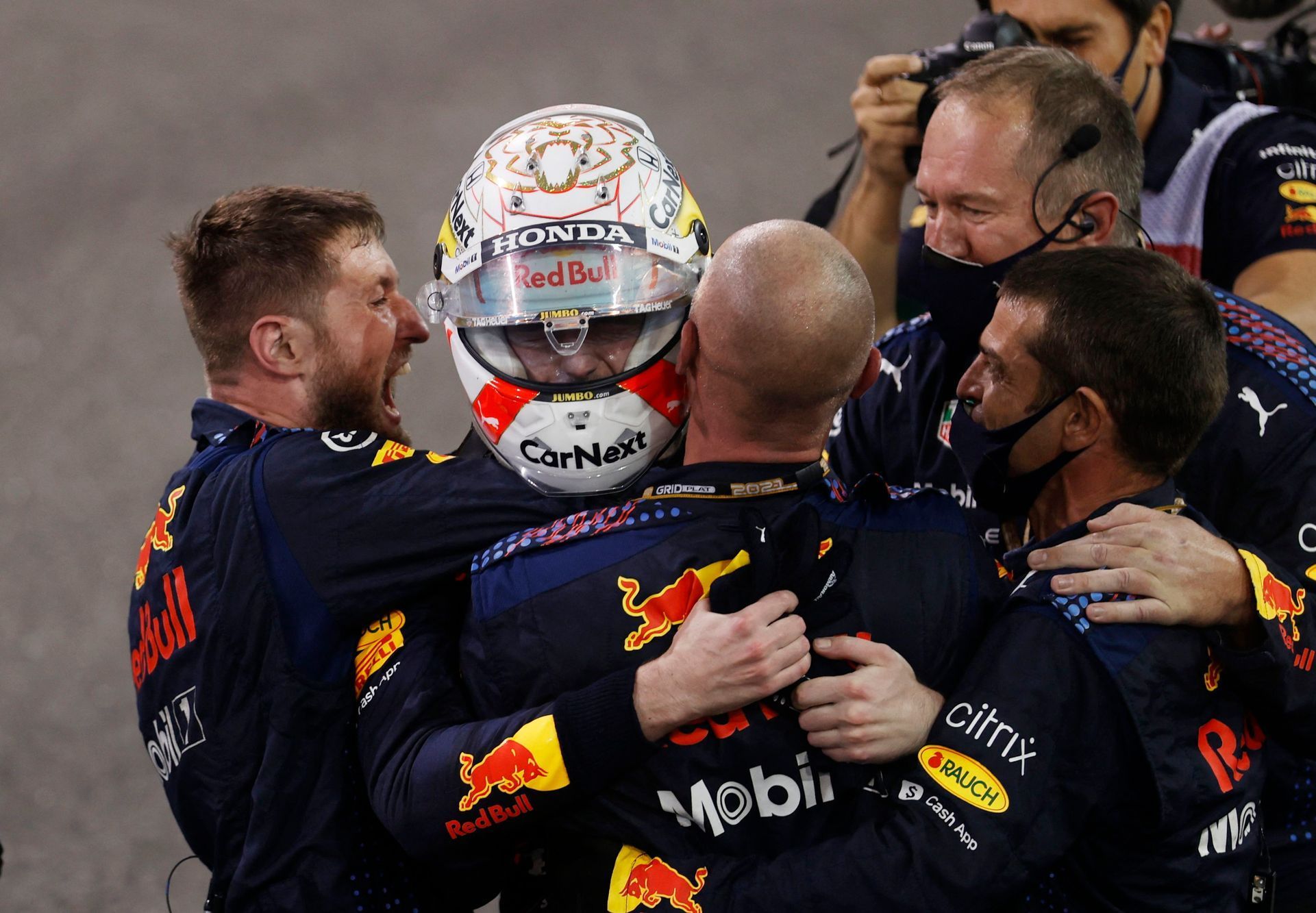 Max Verstappen se raduje z vítězství v Abú Zábí a titulu mistra světa formule 1 za rok 2021