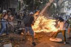 Juan Barreto (AFP): Demonstrant v plamenech. José Víctor Salazar Balza (28) začal hořet během protestů proti venezuelskému prezidentovi - poté, co explodovala nádrž policejního motocyklu. Série nominovaná na World Press Photo v kategorii Aktualita.